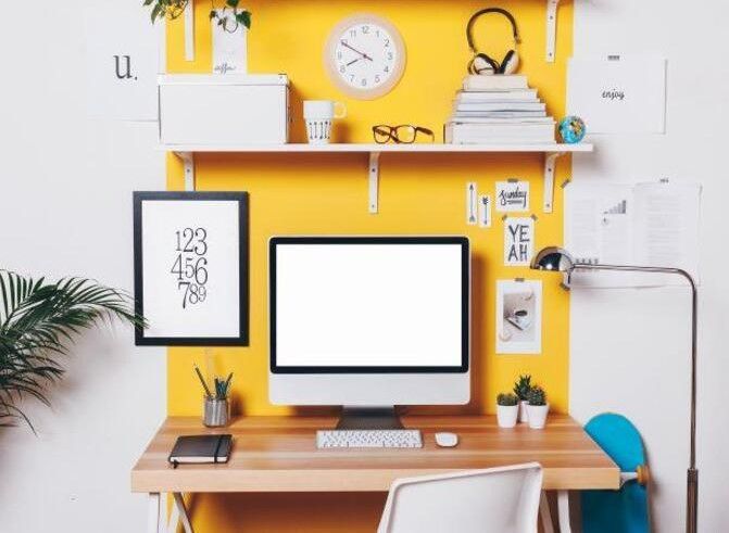Mẹo trang trí bàn làm việc văn phòng đẹp gọn gàng 7 ca nhan hoa vat dung