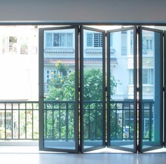 Cửa kính cường lực có bao nhiêu loại? Tìm hiểu ngay 5 kinh cua xep gap