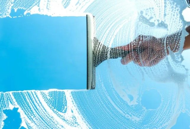 Tuyệt Chiêu Vệ Sinh Cửa Kính: Sáng Bóng Như Mới và Bảo Vệ Bền Lâu 5 cay gat nuoc