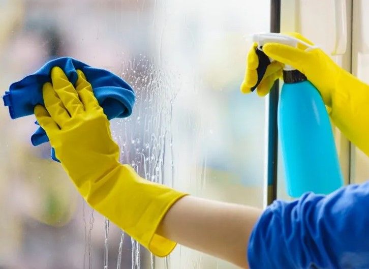 Tuyệt Chiêu Vệ Sinh Cửa Kính: Sáng Bóng Như Mới và Bảo Vệ Bền Lâu 4 khan mem lau kinh