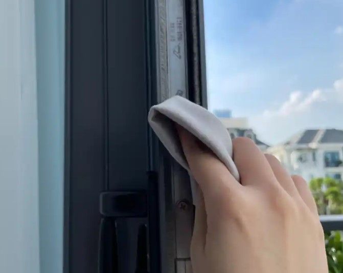 Tuyệt Chiêu Vệ Sinh Cửa Kính: Sáng Bóng Như Mới và Bảo Vệ Bền Lâu 6 lam sach khung cua