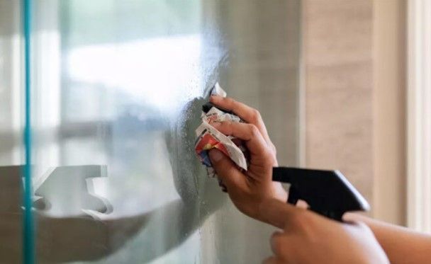 Tuyệt Chiêu Vệ Sinh Cửa Kính: Sáng Bóng Như Mới và Bảo Vệ Bền Lâu 8 meo lam sach kinh