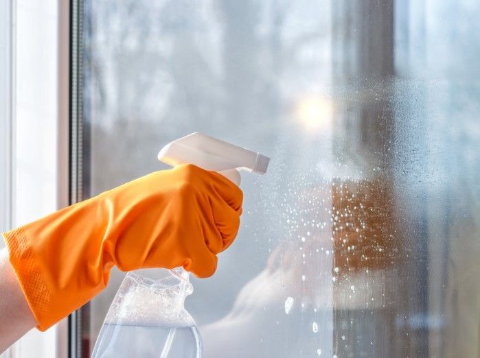 Tuyệt Chiêu Vệ Sinh Cửa Kính: Sáng Bóng Như Mới và Bảo Vệ Bền Lâu 7 phun dung dich